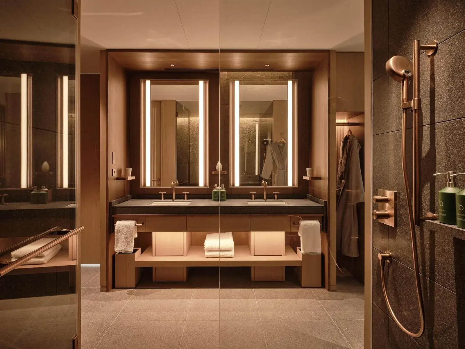 Geräumiges Badezimmer im Patina Osaka mit Doppelwaschbecken