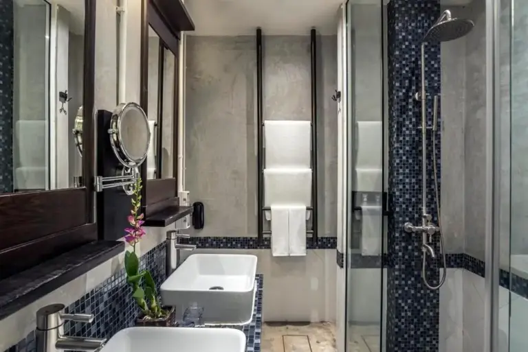 Modernes Badezimmer im Pattaya Modus Beachfront Resort mit zeitgenössischem Design