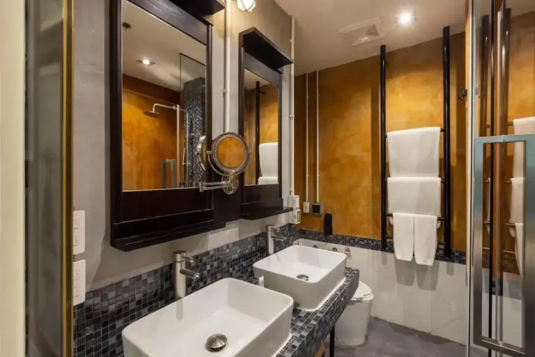 Stilvolles Badezimmer im Pattaya Modus Beachfront Resort mit Doppelwaschbecken