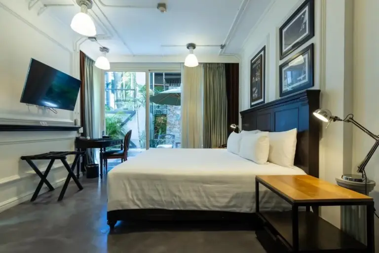 Deluxe Zimmer im Pattaya Modus Beachfront Resort mit modernen Möbeln
