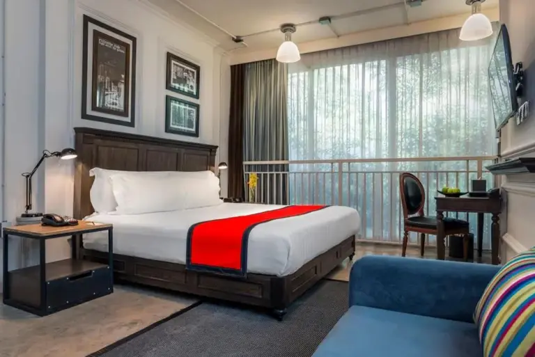 Gästezimmer im Pattaya Modus Beachfront Resort mit gemütlichem Sitzbereich