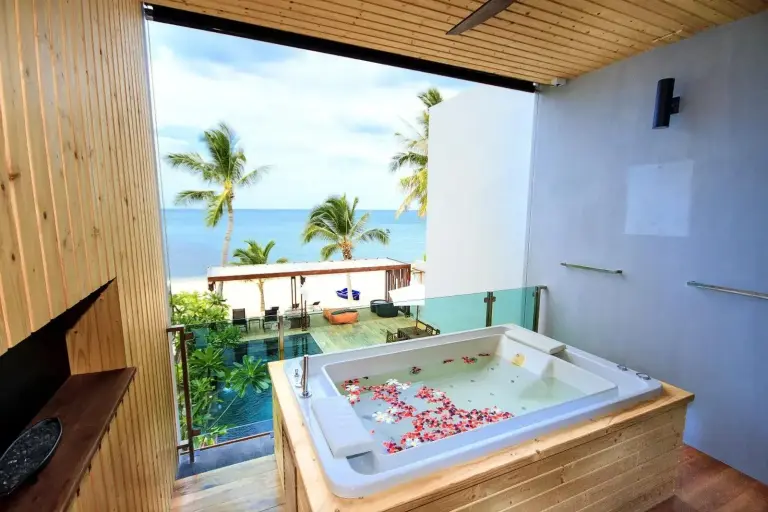 Whirlpool mit Meerblick im Pavilion Pool Residence Samui