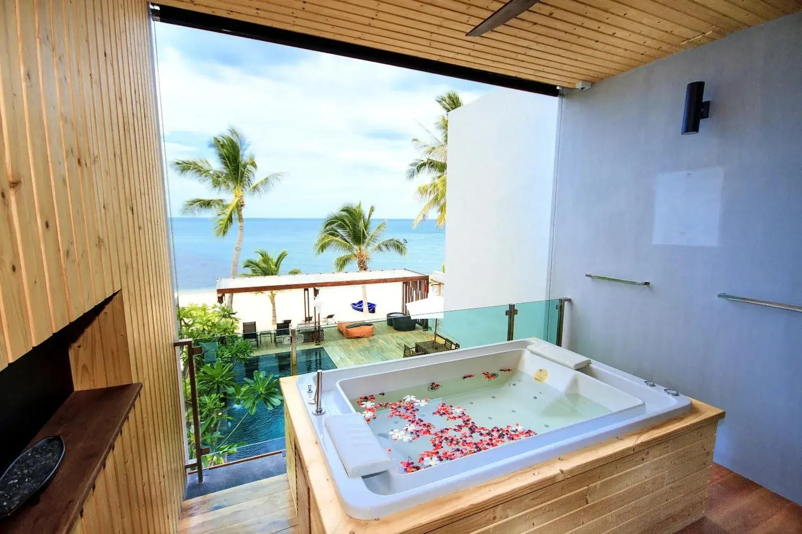Whirlpool mit Meerblick im Pavilion Pool Residence Samui