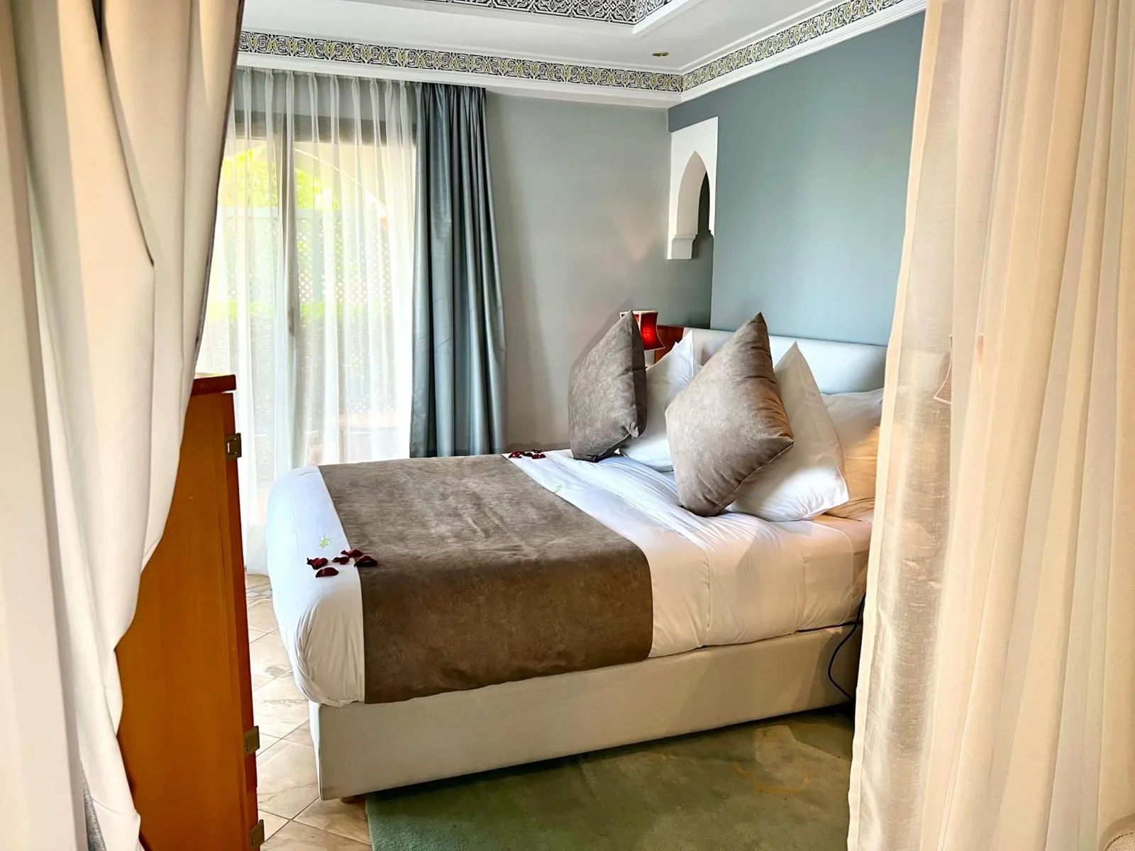 Bedroom interior in Pavillon du Golf - Palmeraie suite