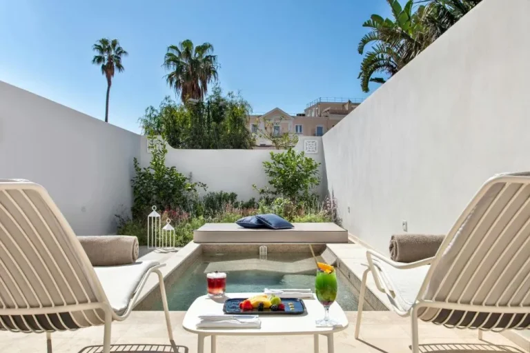 Sonnenliegebereich mit Pool im Pazziella, Luxury Collection Hotel, Capri