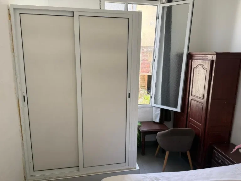 Kleiderschrank und Zimmeraufbau im Pension Gibraltar, Tanger