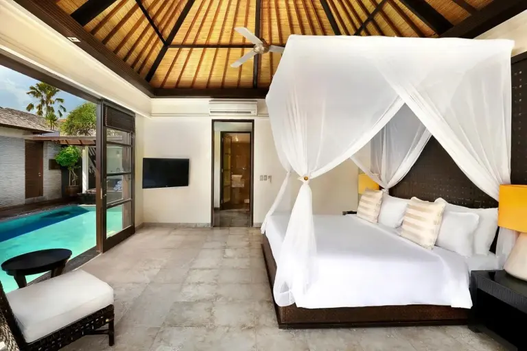 Peppers Seminyak bedroom with canopy bed