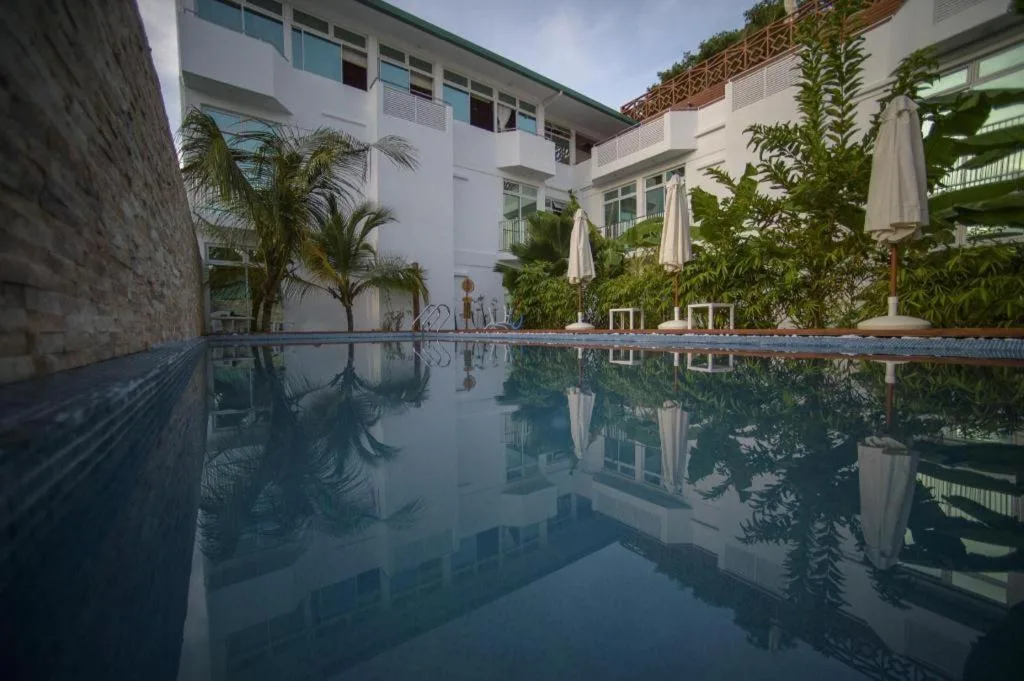 Poolspiegelung im Perla Dhangethi