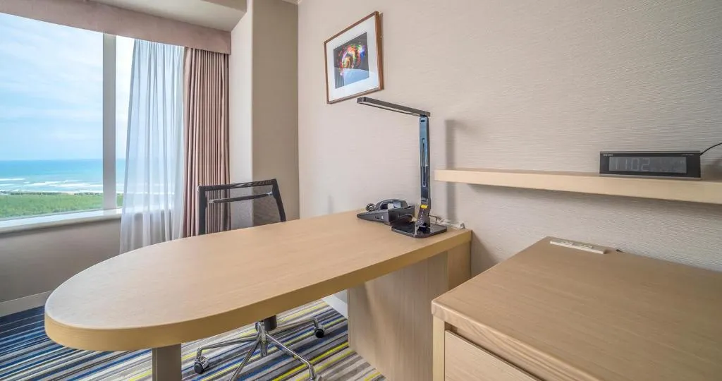 Phoenix Seagaia Ocean Tower Schreibtischbereich mit Meerblick