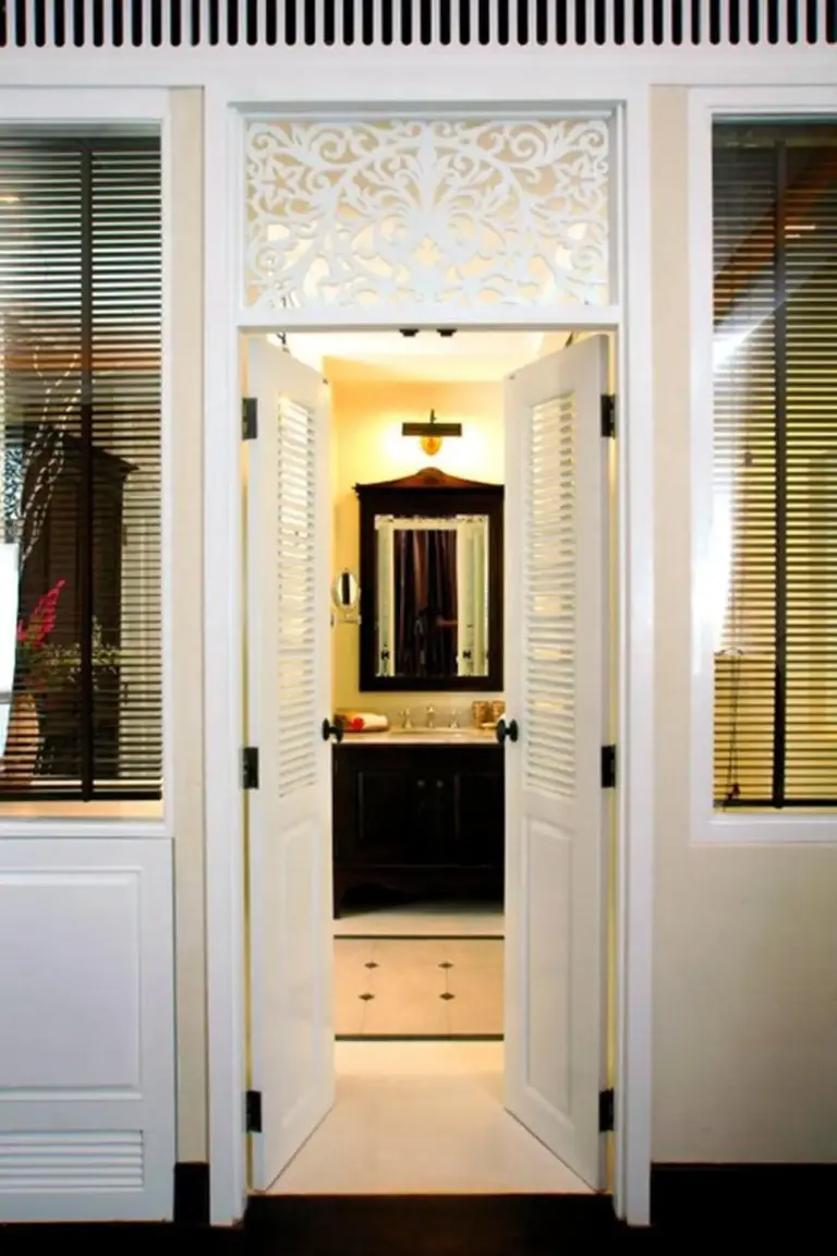 Entrada del baño en Ping Nakara Boutique Hotel And Spa con decoración elegante