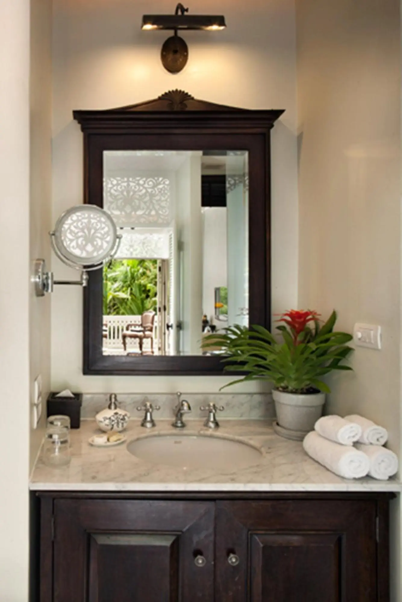 Baño de Ping Nakara Boutique Hotel And Spa con área de lavabo elegante