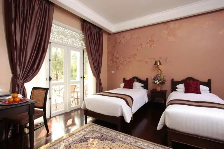 Habitación doble en Ping Nakara Boutique Hotel And Spa con acentos florales