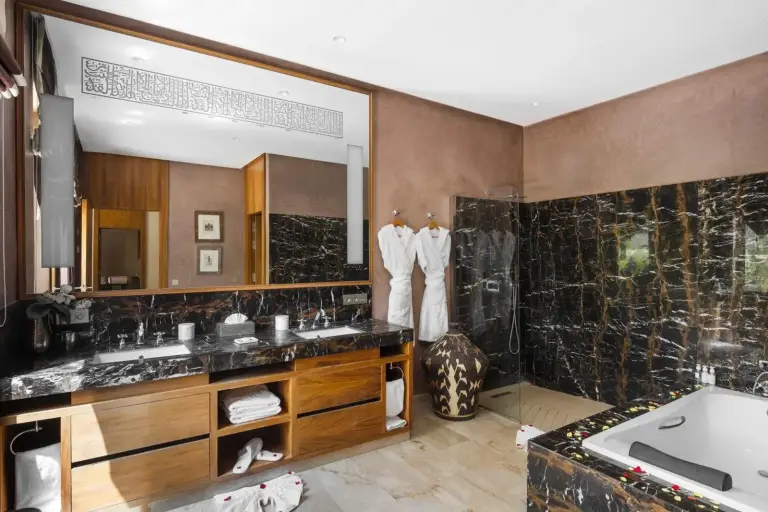 Baño moderno en PL Place Boutique Hôtel & Restaurant Marrakech