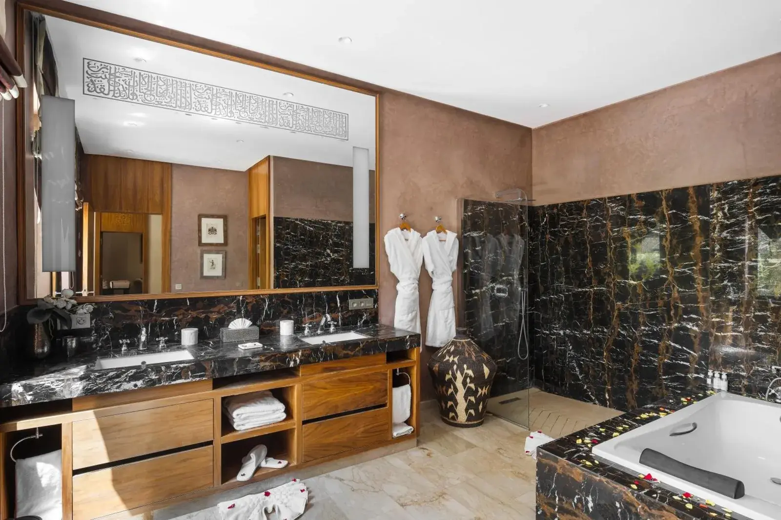 Baño moderno en PL Place Boutique Hôtel & Restaurant Marrakech