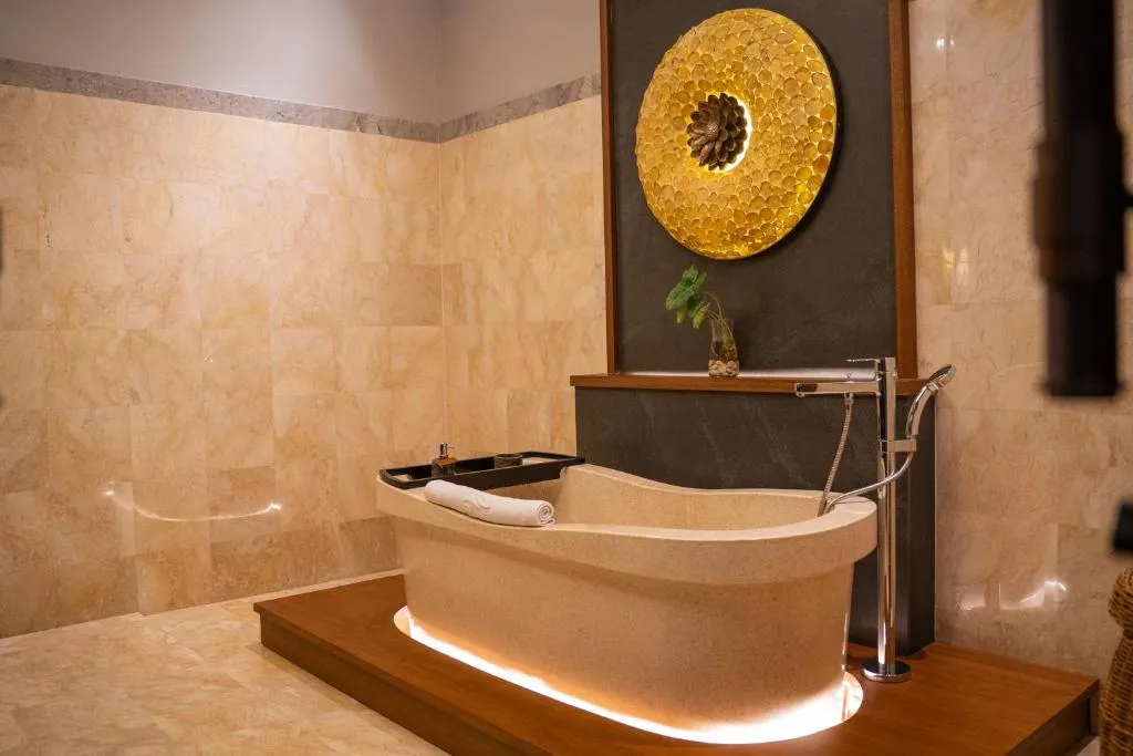 Stylische Badewanne im Badezimmer von Plataran Borobudur