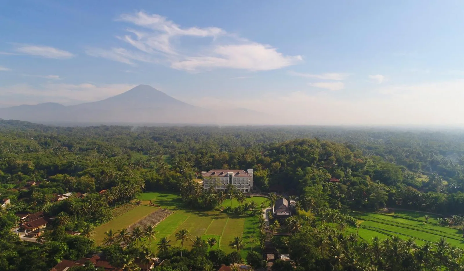 Vista aérea del Plataran Heritage Borobudur Hotel rodeado de exuberante vegetación