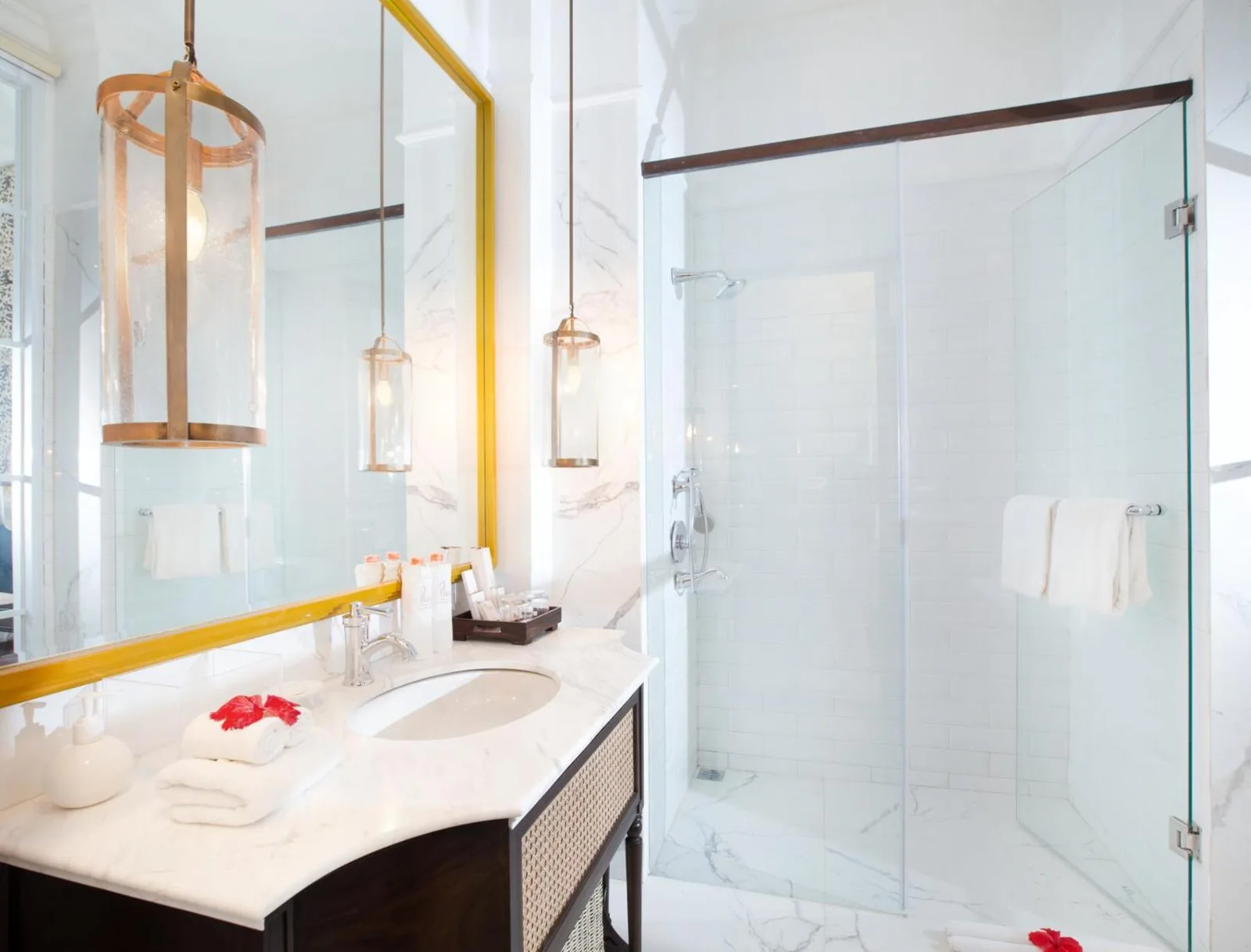 Baño moderno en el Plataran Heritage Borobudur Hotel con elegantes accesorios