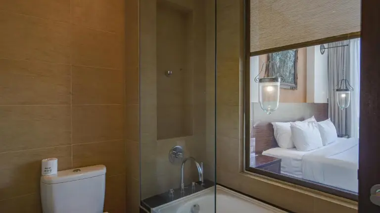 Blick vom Badezimmer ins Gästezimmer im Plataran Ubud Hotel & Spa