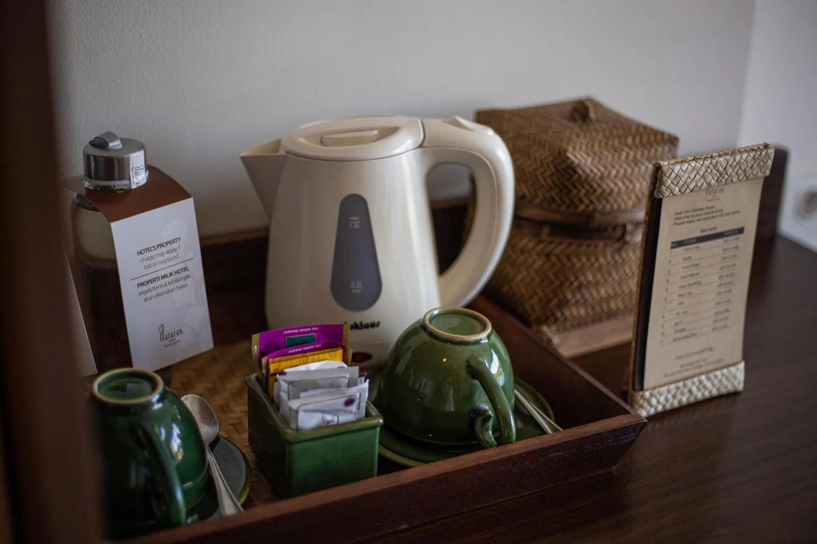 Getränkestation mit Wasserkocher und Kaffee im Plataran Ubud Hotel & Spa