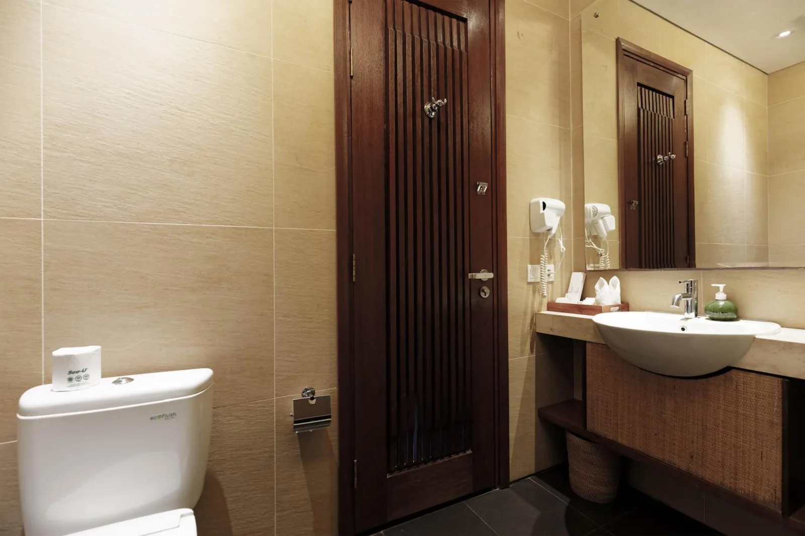 Modernes Badezimmer mit Annehmlichkeiten im Plataran Ubud Hotel & Spa