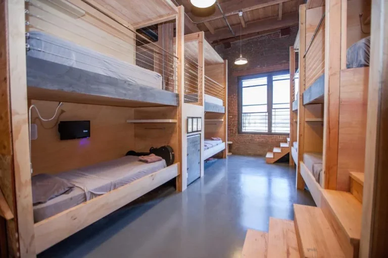 Lits superposés dans PodShare DTLA avec éclairage naturel
