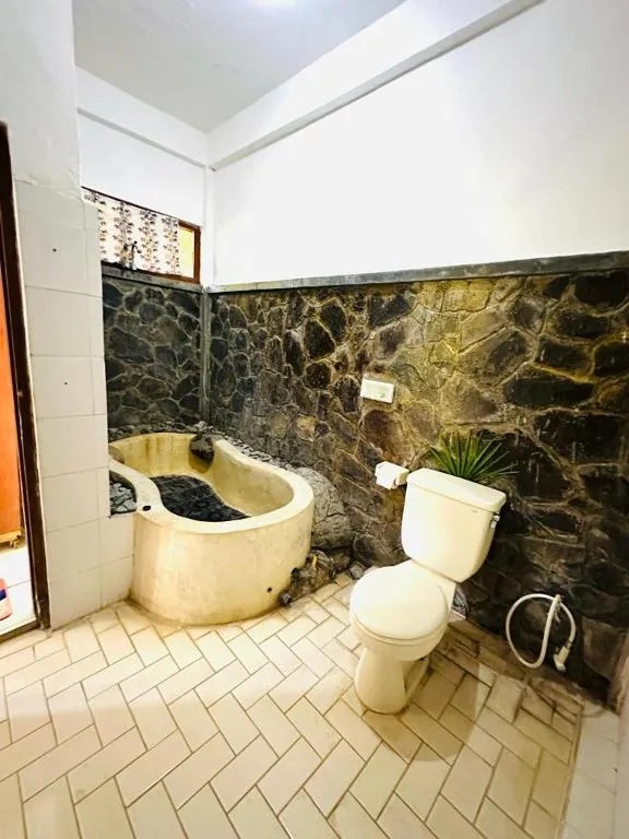 Pondok Wisata Grya Sari bathroom with unique stone features