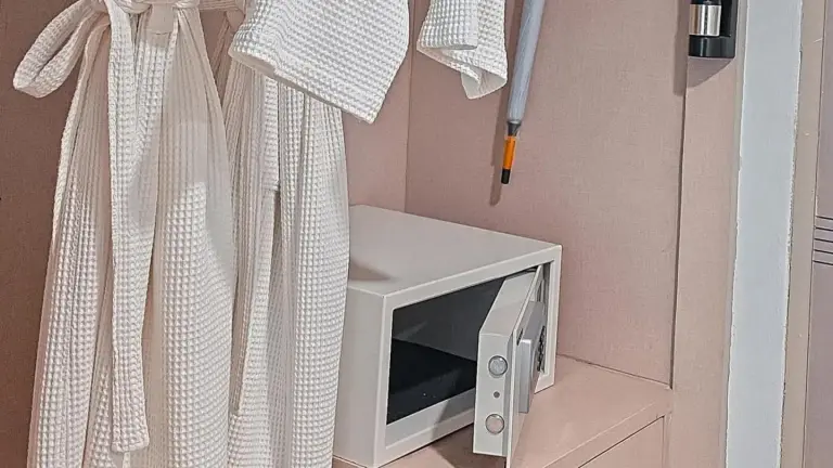 Pooh Beach Resort & Spa – hôtel à Pattaya, Thaïlande – un four à micro-ondes posé sur un comptoir à Pooh Beach Resort & Spa à Jomtien Beach
