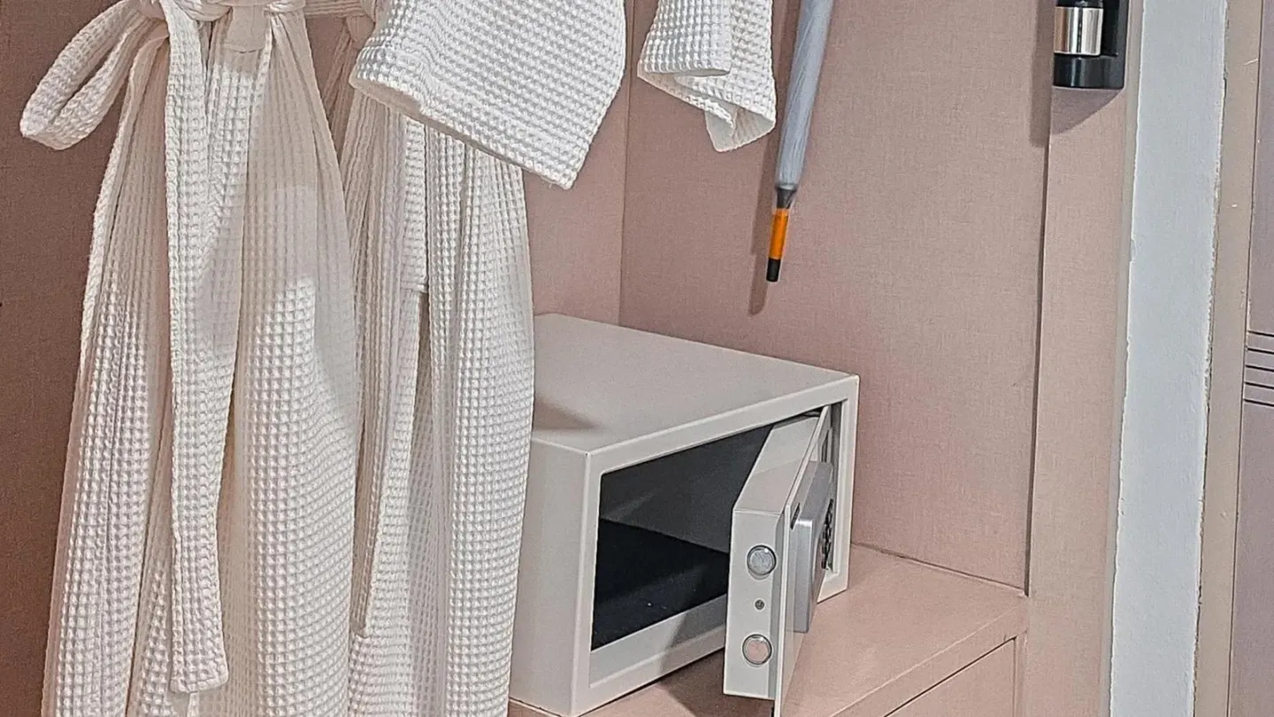 Pooh Beach Resort & Spa – hôtel à Pattaya, Thaïlande – un four à micro-ondes posé sur un comptoir à Pooh Beach Resort & Spa à Jomtien Beach