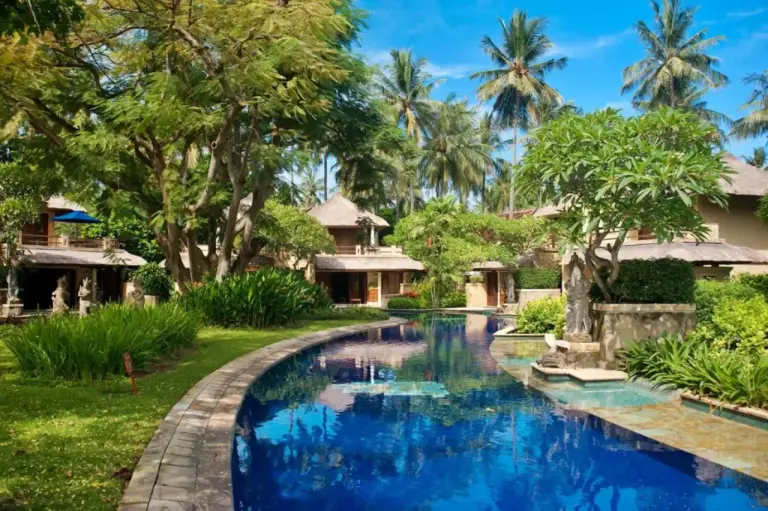 Gartenweg in der Nähe des Pools in der Pool Villa Merumatta Senggigi