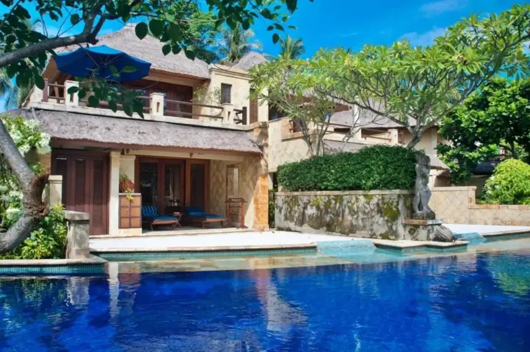 Blick vom Pool auf die Pool Villa Merumatta Senggigi