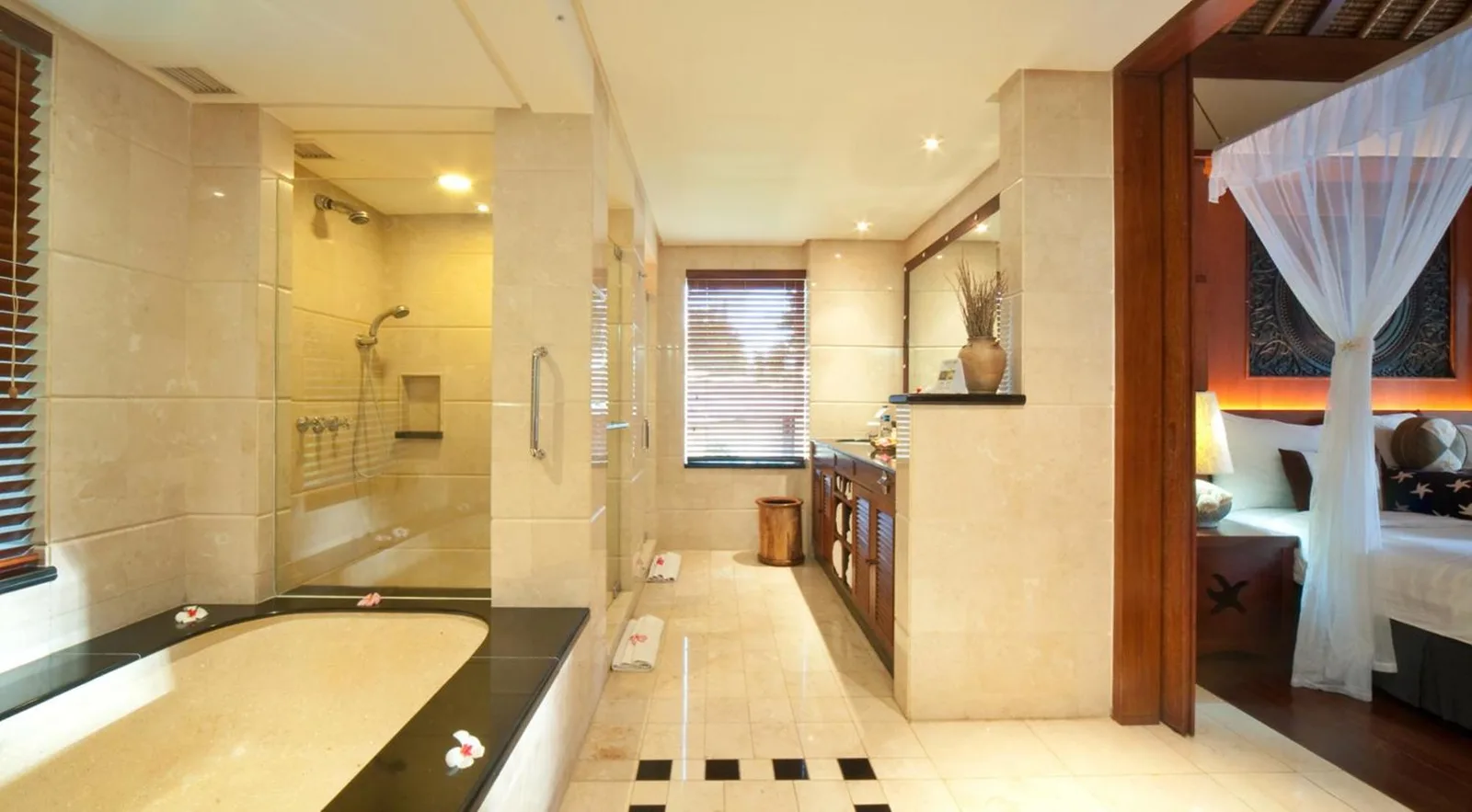 Geräumiges Badezimmer in der Pool Villa Merumatta Senggigi mit moderner Ausstattung