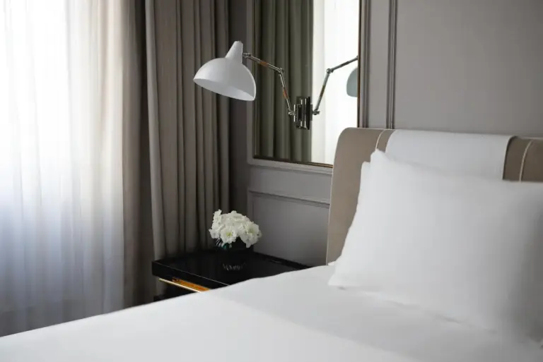 Décor de chevet dans une chambre au Portrait Firenze - Lungarno Collection