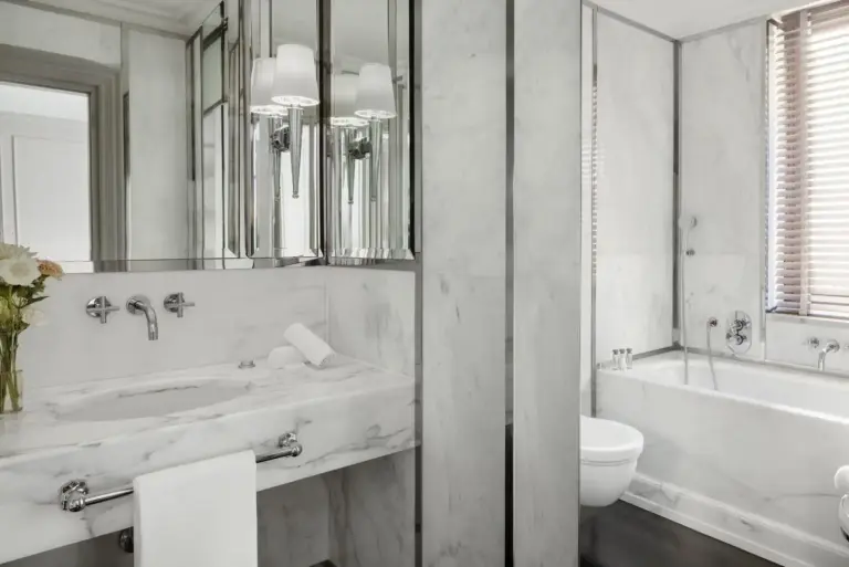 Salle de bain élégante au Portrait Firenze - Lungarno Collection
