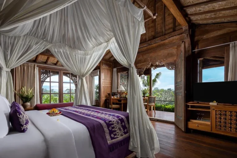 Deluxe-Zimmer im Pramana Watu Kurung mit elegantem Dekor
