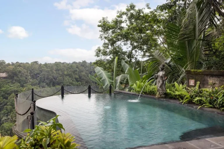 Infinity Pool im Pramana Watu Kurung mit Blick auf das Tal