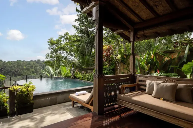 Espace lounge au bord de la piscine de Pramana Watu Kurung