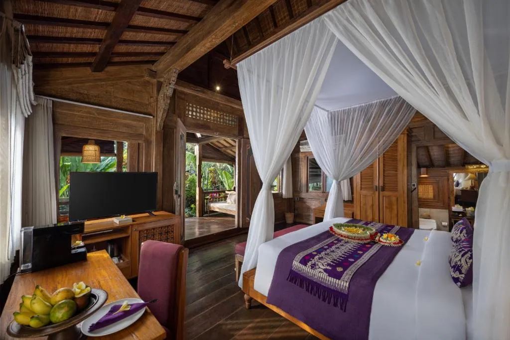Pramana Watu Kurung stilvolles Schlafzimmer mit eleganten Möbeln