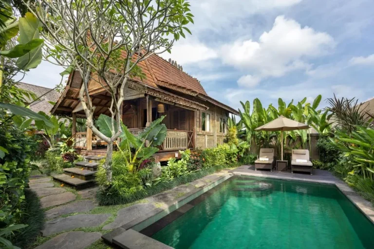 Außenansicht einer Villa im Pramana Watu Kurung mit Pool