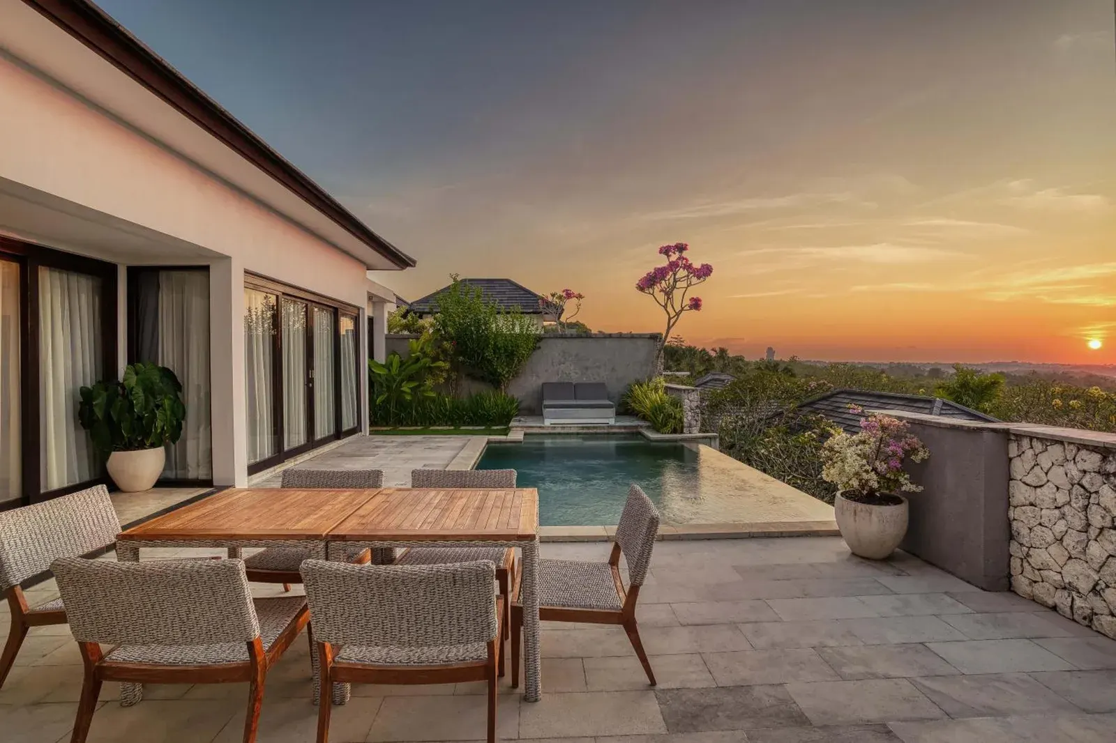 Vista del atardecer desde el patio de Prasana Villas Uluwatu con piscina