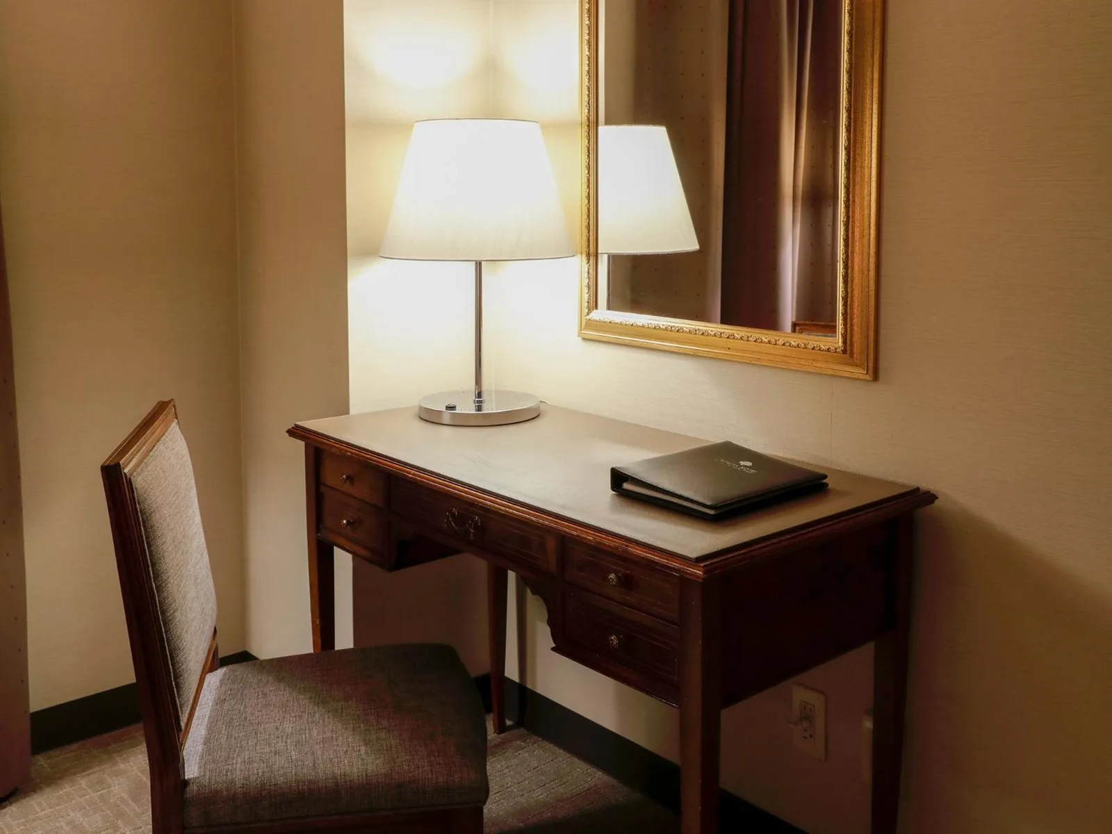 Zona de escritorio en una habitación de Premier Hotel -Tsubaki- Sapporo