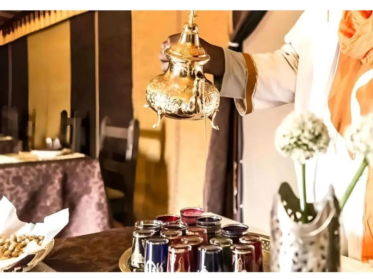 Service du thé traditionnel en préparation à Premium Luxury Camp à Merzouga
