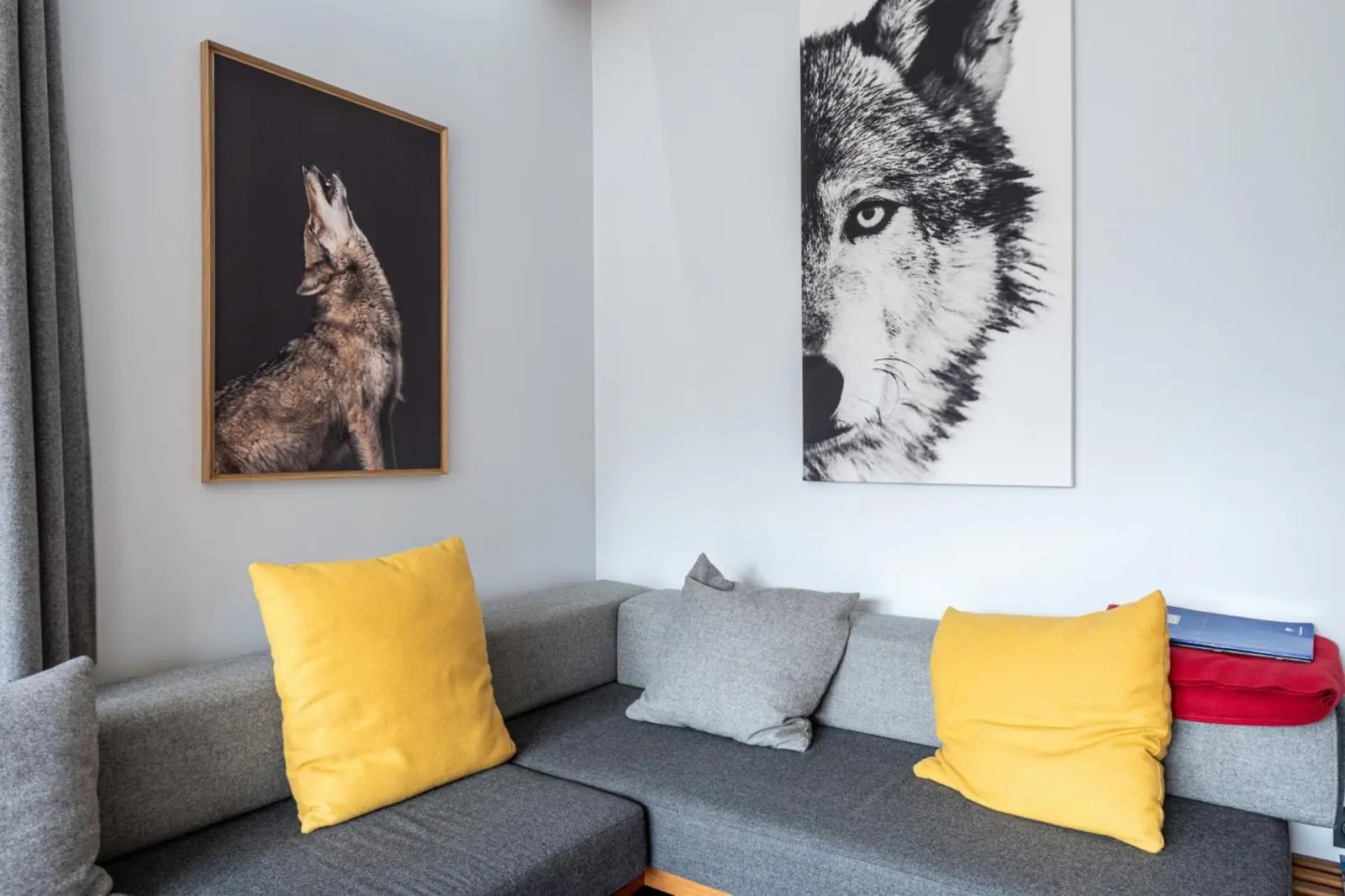 Detalle artístico en la sala de estar del hotel Près du Mélèze en Courchevel
