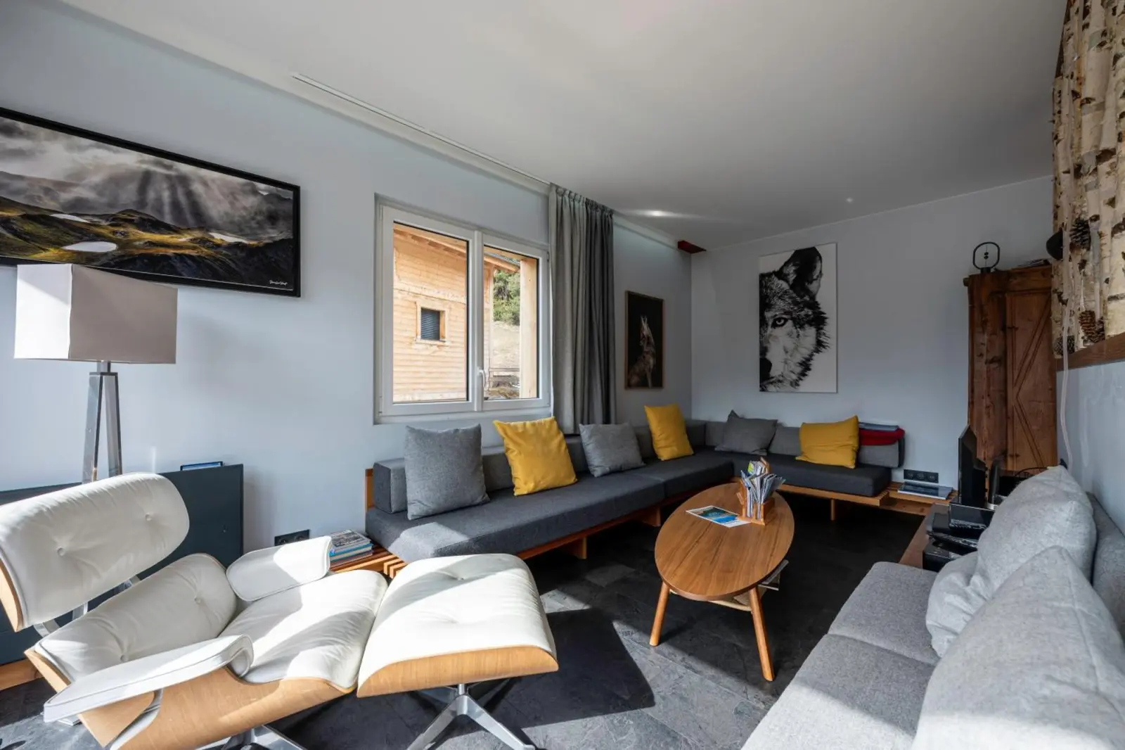 Sala de estar cómoda en el hotel Près du Mélèze en Courchevel