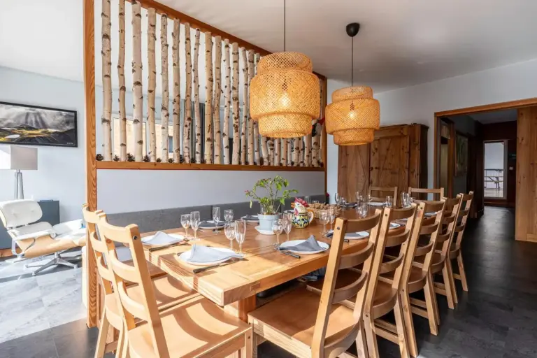Área de comedor en el hotel Près du Mélèze en Courchevel