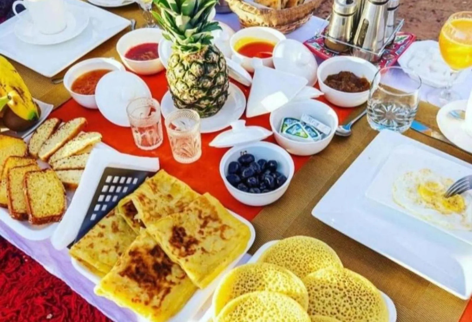 Mesa de brunch en Prime Luxury Camp en Merzouga