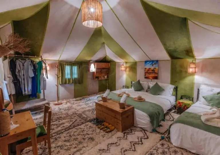 Habitación tienda de temática verde en Prime Luxury Camp en Merzouga