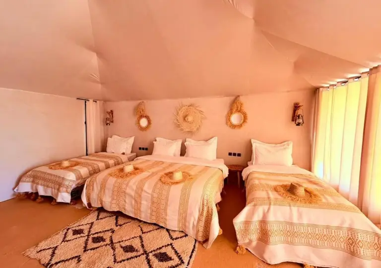 Interior de una espaciosa habitación tienda en Prime Luxury Camp en Merzouga