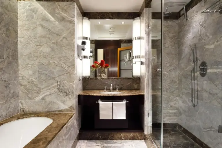 Stylisches Badezimmer im Principi di Piemonte | UNA Esperienze in Turin