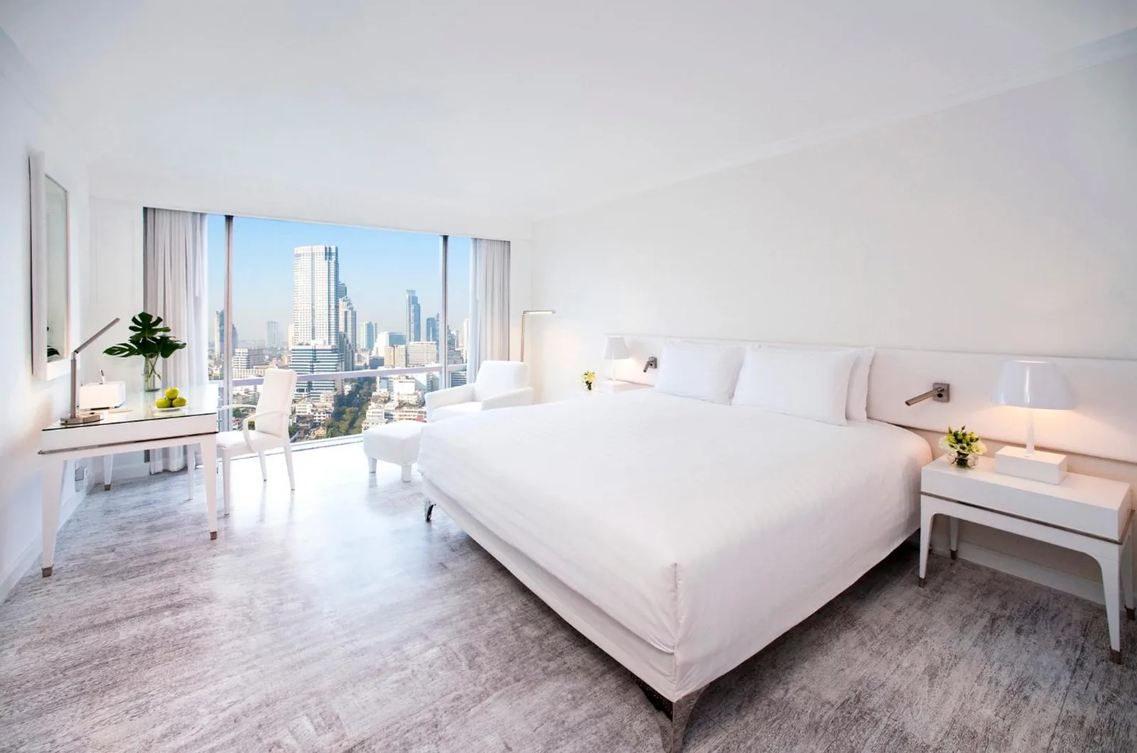 Pullman Bangkok Hotel G habitación moderna con fondo urbano