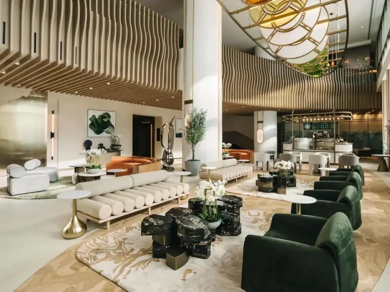Intérieur du hall du Pullman Dubai Jumeirah Lakes Towers à Dubai avec sièges contemporains, éclairage décoratif et espace réception élégant